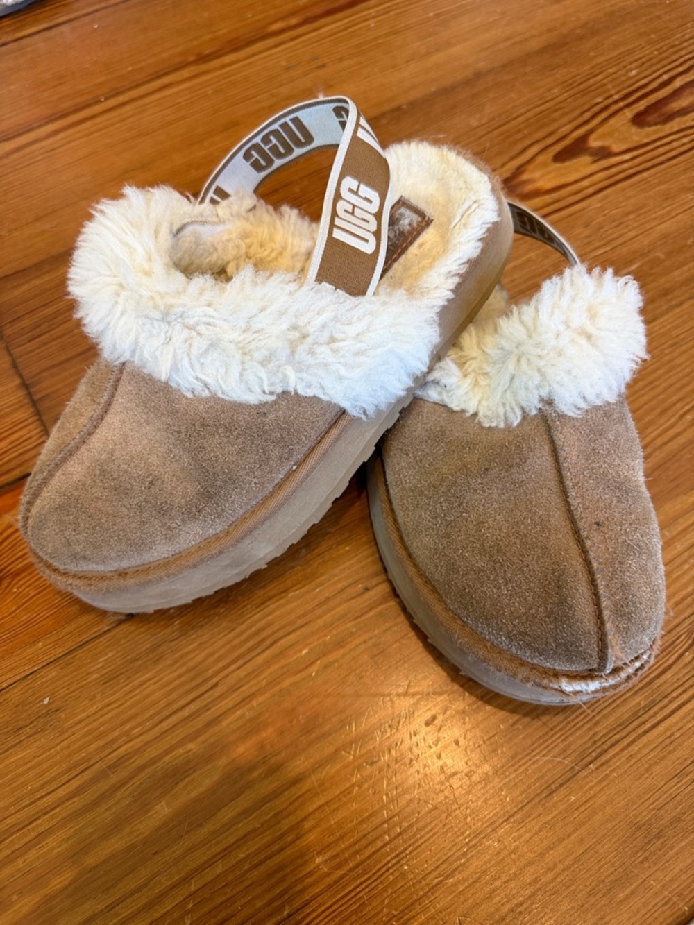 Girl’s UGG Chestnut Shearling Clog Slippers